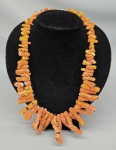 Colar com galhos de Coral natural pigmentados na cor Laranja. Galhos em tamanho decrescente. Med. 52 cm.  Peso: 190 gramas.