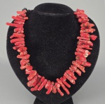 Colar com galhos de coral Vermelho e contas negras. Med.62 cm