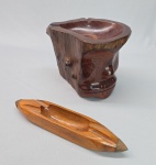Dois cinzeiros esculpidos a mão em Jacarandá, e outro em madeira densa clara, no formato de Banana, assinado WILBA. Med. 15 x 13 x 12 cm e 20 cm