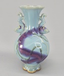 CHINA, Periodo Republicano (1912-1949)  - Antigo vaso em porcelana chinesa com esmaltação FLAMBÉ, no estilo das antigas porcelanas e cerâmicas JUN da dinastia SONG. Alças moldadas no formato de animais estilizados. Semmarca. FUndo marrom. Med. 24 x 9  x 14 cm