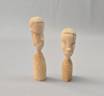 Dois pequenos bustos em marfim africano. Med. 10 cm. Fios de cabelo do tempo.