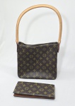 Bolsa em couro monogramado, alça móvel, acompanha carteira com porta cartões, cheque e etc, com falta de um bolso/saquinho interno (ficou o zipper) com desgastes e marcas de uso. Autenticidade não confirmada pois os códigos não foram localizados. Med. 42 x 21 x 23 cm (com alça) e 20 x 10 cm (fechada)
