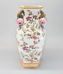 Elegante vaso sextavado em porcelana chinesa, decorado com flores sobre fundo branco. Alças moldadas no formato de frutos de Romã e folhagens. Sem marca. Med. 37 cm.