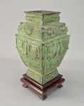 Antigo e pesado vaso em Bronze chinês no estilo das urnas cerimoniais Hu ou Fang Hu, utilizadas em rituais nas dinastia Shang e Zhou. Pátina verde. Releitura do séc.XIX/XX. Med. 25x7,5cm. ------ VER OUTROS  https://www.invaluable.com/auction-lot/chinese-archaic-form-bronze-vase-135-c-4634667b1e ------ https://www.selency.co.uk/p/EC4B3TQY/hu-ritual-vase-china-bronze-baluster-shape