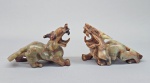 Par de antigas esculturas chinesas representando Quimeras, esculpidas em bloco de Jade verde rajado. Meados do século XX. Med.15 x 10 x 6 cm. Um deles com pequenas perdas nos chifres.