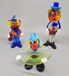 Conjunto com 3 esculturas de palhaços em vidro de Murano; repuxados e cortados a mão. Sem assinaturas. Medida do maior: 23 cm