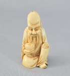 Japão, Séc.XIX - Antigo Netzuke em Marfim, representando Imortal. Assinado com selo vermelho. Med. 6 cm.