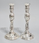 OTTAVIANI - H. STERN HOME - Elegante par de castiçais italianos revival estilo ART NOVEAU  revestidos com lâmina de Prata. Ambos com enchimento, assinados na base e numerados. Etiquetas no fundo. Modelo revival nº 35 fabricado nos anos 50/60. Altura 27 cm. Peso bruto total: 1387 gramas. Ao longo de mais de 50 anos, a grife Ottaviani é considerada uma das mais elegantes da Italia, criando modelos de alta costura, bijoux, objetos para o lar e acessórios para o jet set europeu. Altura: Peso bruto: 1384 gramas.