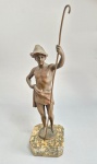 HANS KECK (1875 - 1941) - Escultura alemã em bronze, representando Jovem Pastor ( Junger Hirte). Assinada. Base em granito. Med. 34 cm totais. VER OUTRAS E COTAÇÕES ---  https://www.artnet.de/k%C3%BCnstler/hans-keck/junger-hirte-mPLf95m9IiT_AoR2kJspLw2 ---- https://www.weschlers.com/auction-lot/h.-keck-bronze-figure-of-oarsman-late-19th-early_4474f7bbfb
