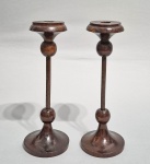 ANOS 60 - Par de castiçais com design modernista,  esculpidos em madeira. Delicadas colunas ornadas com esferas. Med. 25 cm