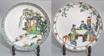 Par de medalhões chineses em porcelana pintada a mão, decorados com figuras e paisagens esmaltes no padrão da Familia Verde. Marcas não ideintificada no fundo. Séc.XX. Med. 35 cm