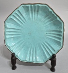 Prato em porcelana chinesa no padrão Lotus flower, recoberto por esmaltes turquesa, bordas oitavadas. Período Republicano, Séc.XIX/XX. Med. 26 x 26 cm.