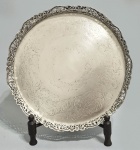 BRASIL, SÉC.XIX - IMPÉRIO BRASILEIRO - Antiga salva em Prata brasileira, contraste P Coroa, galeria recortada, decorada com coroas do Império brasileiro, folhagens e volutas. Med. 33 cm. Peso: 1.006 gramas. Um dos pés com perda. Teor não identificado.