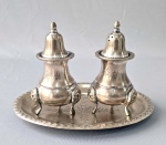 Antigo conjunto de saleiro, pimenteiro e bandejinha em metal. Marcado E.P.N.S. Med. 17 x 12 x 12 cm. Desgates no banho.