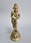 Pesada e maciça escultura indiana, em bronze dourado, representando deusa com cesto para oferendas. Med. 30 cm