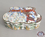 CHINA, DINASTIA QING, Período Yongzheng (1723-1735) - Rara caixa em BEIJING ENAMEL no formato de bolsa dupla, exterior decorado com laçarote, padrões florais e geométricos. Marca de selo de quatro caracteres na base, circulada por dragões e borda amarela imperial. Detalhes dourados. Med. 13 x 7.5 x 5 cm. VER COTAÇÕES de peças em esmalte  de Pequim (Beijing enamel) ------ https://www.sothebys.com/en/search?query=yongzheng+beijing+enamel&pfilters.dateRange=past. ---- https://www.christies.com/en/lot/lot-5805119 ---- -------https://www.christies.com/en/lot/lot-6206532