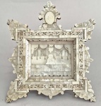 Raro Diorama com a imagem da Santa Ceia, estrutura em madeira, recoberta por placas de Madrepérola, esculpidas a mão. Europa, Séc.XIX. Med. 23x20 cm. Em excelente estado de conservação, apenas pequenos reparos. Item raro de coleção. VER COTAÇÕES  ------https://www.cordys.co.nz/auctions/BB3/catalogue/0020?category=Miscellaneous -----https://live.brunkauctions.com/online-auctions/brunk/carved-mother-of-pearl-shadowbox-icon-the-last-supper-6423302 ------https://www.invaluable.com/auction-lot/very-rare-19th-century-diorama-of-jerusalem-grand-352-c-d524cb9b99#::text=Lot%20352:%20Very%20Rare%2019th%20Century%20Diorama,of%20Pearl%2C%20Holy%20Land%2C%20Jerusalem%2C%2019th%20Century.
