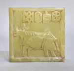VALE DO INDO (Índia) - Selo de pedra Jade verde celadon, no estilo da antiga e enigmática civilização HARAPPA, decorada com relevo de Rinoceronte e inscrições desconhecidas. Med. 10 x 10 cm. Período e datação desconhecida.  --- SOBRE: Os símbolos do Indo ainda não foram decifrados, mas alguns estudiosos e pesquisadores linguísticos afirmam que muitos deles são quase idênticos aos encontrados na Ilha de Páscoa, e que, se Lemúria realmente existiu, teria havido contato contínuo por meio do comércio entre essas duas regiões. Curiosamente, o Primeiro Ministro da India, ofereceu 1 milhão de dólares para quem conseguisse decifrar os caracteres que permanecem obscuros e sem tradução. LEIA A MATÉRIA E VEJA OUTRAS PEÇAS DESTAS ---- https://www.terra.com.br/byte/ciencia/ministro-indiano-oferece-us-1-milhao-a-quem-decifrar-linguagem-de-civilizacao-antiga,646b2787419fefbd71f43fff9e00cc6f45o8uelv.html  -------- https://allinonehomeschool.com/indus-valley-civilization/ ------ https://kevinstandagephotography.wordpress.com/ksp_6292-2-2/ ------- https://www.harappa.com/blog/rhinoceros-indus-times