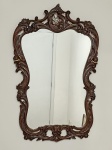 Espelho no estilo francês, madeira simulada (material sintético), com selo numerado de propriedade do ENAP (Escola Nacional de Administração Pública) de Curitiba, Paraná. Med. 103 x 63 cm