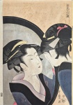 KITAGAWA UTAMARO (1753-1806)  - Xilogravura original  colorida e tinta prateada de pó de Mica, intitulada: "Naniwa Okita se admirando no espelho", da série "Sete mulheres se maquiando com um espelho". (Sugatami shichinin keshô). Assinada, titulada e com selo do censor. Necessita limpeza. Medida da folha: 39 x 29 cm. Originalmente realizada em 1795. Possivelmente reedição do séc.XIX. - https://www.metmuseum.org/art/collection/search/51135 - https://japaneseartfan.com/en/artists/kitagawa-utamaro/ https://www.metmuseum.org/art/collection/search/51135