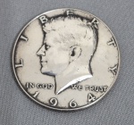 HALF DOLLAR KENNEDY - Primeira versão 1964. Prata 900 (Último ano onde as moedas americanas foram cnhadas em prata 900, em 1965 já passaram para teor 400). -- VER MAIS ----https://coinweek.com/1964-kennedy-half-dollar-a-collectors-guide/ --- O que torna uma moeda de meio dólar Kennedy de 1964 rara? A moeda de meio dólar Kennedy é uma das moedas numismáticas de circulação mais populares dos Estados Unidos . Mais de cinquenta anos após seu lançamento inicial, ela continua sendo uma das favoritas entre colecionadores do mundo todo.A moeda de meio dólar Kennedy de 1964, em particular, é valiosa tanto para colecionadores de prata quanto para investidores. Sua combinação de designs impressionantes e alta pureza de prata faz da moeda de meio dólar Kennedy de 1964 uma oportunidade de investimento excepcional para consumidores interessados em moedas americanas clássicas .