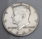 HALF DOLLAR KENNEDY - Primeira versão 1964. Prata 900 (Último ano onde as moedas americanas foram cnhadas em prata 900, em 1965 já passaram para teor 400). -- VER MAIS ----https://coinweek.com/1964-kennedy-half-dollar-a-collectors-guide/ --- O que torna uma moeda de meio dólar Kennedy de 1964 rara? A moeda de meio dólar Kennedy é uma das moedas numismáticas de circulação mais populares dos Estados Unidos . Mais de cinquenta anos após seu lançamento inicial, ela continua sendo uma das favoritas entre colecionadores do mundo todo.A moeda de meio dólar Kennedy de 1964, em particular, é valiosa tanto para colecionadores de prata quanto para investidores. Sua combinação de designs impressionantes e alta pureza de prata faz da moeda de meio dólar Kennedy de 1964 uma oportunidade de investimento excepcional para consumidores interessados em moedas americanas clássicas .