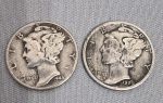 Duas raras moedas de 1 dimmer 1944- Segunda Guerra mundial e outra de 1929 - prata - https://www.coinvaluechecker.com/how-much-is-a-1944-liberty-dime-worth/ ----História da moeda de dez centavos de dólar Mercury de 1944. Moeda de dez centavos de dólar Mercury de 1944O Dime é uma moeda americana de 10 centavos, introduzida em 1792. Devido ao seu alto teor de prata, o tamanho físico da moeda permaneceu pequeno para garantir que seu valor de fusão não excedesse seu valor facial. Basicamente, se a moeda fosse maior, seria mais valiosa em sua forma fundida, o que incentivaria as pessoas a derretê-la para obter lucro. Isso já aconteceu com muitas moedas de prata quando os preços à vista dispararam.A moeda de dez centavos Roosevelt, que usamos hoje, foi lançada em 1946 para homenagear a morte recente de Franklin Delano Roosevelt, o 32º presidente dos Estados Unidos. Mas, em 1944, a moeda em circulação era a Mercury Dime . Oficialmente chamada de Winged Liberty Dime (Moeda da Liberdade Alada), as pessoas confundiam a Srta. Liberdade com o deus romano Mercúrio devido às asas em seu barrete frígio. As penas faziam o barrete parecer com o capacete alado de Mercúrio.O retrato da Dama da Liberdade Alada foi baseado em Elsie Stevens, esposa de um famoso poeta e advogado chamado Wallace Stevens. A identidade da modelo não foi divulgada inicialmente, mas sua família a revelou posteriormente. O casal alugava quartos acima do apartamento do artista de moedas, e ele explica que a Sra. Stevens usava uma meia na cabeça para simular a aparência de um barrete frígio.Adolph Weinman e a moeda de dez centavos de dólarO próprio artista era Adolph A. Weinman. Ele venceu um concurso de cunhagem para substituir a moeda de dez centavos Barber, desenhada anteriormente pelo gravador-chefe da Casa da Moeda, Charles Barber. Weinman havia sido aluno de Augustus Saint-Gaudens, que desenhou as moedas de ouro de 10 e 20 dólares e teve muitos desentendimentos com Barber. Mas seus aprendizes e assistentes continuaram trabalhando em moedas posteriores para a Casa da Moeda dos EUA.A Casa da Moeda não estava particularmente satisfeita com a moeda de dez centavos Mercury, pois ela tinha muitos detalhes e alto relevo. Isso significava que eram necessárias cunhagens adicionais para obter uma imagem nítida, o que consumia os cunhos mais rapidamente e aumentava os custos de produção. Mas o público a adorou, e muitos a consideram uma das moedas americanas mais bonitas de todos os tempos! A Casa da Moeda não tinha planos de interromper a produção dessa moeda.Mas quando FDR morreu no final de 1945, eles tiveram que rapidamente colocar sua imagem em uma moeda. A moeda de dez centavos Mercury havia sido cunhada de 1915 a 1945, então seu design podia ser alterado legalmente sem atrasar a tramitação no Congresso. É por isso que a moeda de dez centavos de 1944 despertou interesse retroativo entre os colecionadores. Somente mais tarde ela ganhou valor histórico como a penúltima moeda de dez centavos Mercury, o que elevou seus preços.Leia também : As 17 moedas de dez centavos de dólar Roosevelt mais valiosas que valem dinheiroCaracterísticas da moeda de dez centavos de 1944Ao descrever as características de uma moeda, o anverso é o termo técnico para o lado da face principal, enquanto o reverso é o lado da face secundária. A borda é a parte mais fina e, às vezes, apresenta ranhuras chamadas serrilhas. A borda elevada é chamada de colarinho ou aro. Quaisquer imagens nas moedas são conhecidas como desenhos, o fundo é chamado de campo e as palavras são chamadas de legendas ou lemas.O anverso da moeda de dez centavos de 1944.Anverso da moeda de 10 centavos de 1944A imagem mostra uma jovem Lady Liberty voltada para a esquerda. Ela usa um barrete frígio alado, com algumas mechas de cabelo à mostra na frente. A legenda "Liberty" contorna sua cabeça, do queixo à nuca, com as iniciais "ER" parcialmente escondidas pelo barrete. A inscrição "In God We Trust" está na frente do pescoço, enquanto "AW", de Adolph Weinman, está atrás dela. A data de cunhagem fica abaixo do decote.O reverso da moeda de dez centavos de 1944.Reverso da moeda de dez centavos de 1944A moeda exibe um feixe de varas, que consiste em um machado de batalha e um feixe de varas envoltos em tiras de couro. Um ramo de oliveira envolve o feixe. O desenho está posicionado centralmente na moeda, com a inscrição "E Pluribus Unum" à direita e a marca da casa da moeda no canto inferior esquerdo, próximo à base do ramo de oliveira. Na parte superior da moeda, lê-se "United States of America" e, na parte inferior, "One Dime".Outras características da moeda de dez centavos de 1944A moeda de dez centavos de 1944 possui 118 serrilhas na borda. É composta por 90% de prata e 10% de cobre, pesando 2,5 g. A moeda tem 17,91 mm de diâmetro (0,705 polegadas). A versão da Dama da Liberdade retratada na moeda era muito mais jovem do que as moedas anteriores. Weinman afirmou ter colocado asas em seu chapéu para expressar a liberdade de pensamento, mas alguns acreditam que ele simplesmente gostava de penas, um elemento predileto de Saint-Gaudens.Classificação da moeda de dez centavos de dólar Mercury de 1944As moedas são classificadas usando a Escala Sheldon, de 1 (Ruim) a Estado de Conservação (70). Moedas Proof e cunhagens especiais geralmente recebem suas próprias classificações por letras  PF/PR ou SP/SMS. Mas, no caso das moedas Mercury Dimes, existe um critério adicional conhecido como FB ou Full Bands (Faixas Completas). Ele descreve a nitidez das faixas de couro horizontais que prendem os feixes. Nas moedas FB, todos os segmentos listrados são visíveis.#Nota1Estado basal-12Justo3Muito justo4, 5, 6Bom7, 8, 10Muito bom12, 15Multar20, 30Muito bom40Extremamente bom50Sobre não circulado60Estado de menta65Estado de menta70Estado de mentaConsulte nossos guias de classificação para conhecer a escala de sua moeda. Este é o passo necessário para saber o valor exato da sua moeda.Confira agora: Como classificar uma moeda de dez centavos de dólar?Aplicativo CoinValueChecker 10 Aplicativo CoinValueCheckerNão sabe quanto valem suas moedas? Obtenha valor instantâneo, avalie a qualidade e detecte erros com o CoinValueChecker  o aplicativo definitivo para avaliação de moedas (uso gratuito diário).Escanear agoraGuia de Valores da Moeda de Dez Centavos de 1944Como a moeda de dez centavos de 1944 é feita de prata fina, seu valor de fusão é baseado no preço atual de mercado desse metal precioso. Assim, mesmo em baixos graus de conservação, suas 0,7 onças troy podem valer alguns dólares . Mas os exemplares verdadeiramente valiosos são determinados pela qualidade de conservação, raridade e local de cunhagem. Vamos explorar o valor da moeda de dez centavos de 1944 com base na tiragem, variedades, data de venda e outros detalhes da moeda.Valor da moeda de dez centavos de 1944 sem marca da casa da moedaMoeda de dez centavos de 1944 sem marca da Casa da MoedaEm 1944, a Casa da Moeda da Filadélfia produziu 231.410.000 moedas de dez centavos para circulação. Elas não tinham marcas da casa da moeda. Em dezembro de 2016 , um exemplar MS 67+ foi vendido por US$ 1.410. Mas, um pouco acima, um exemplar MS 68 FB foi muito mais caro, alcançando US$ 25.300 em 1º de janeiro de 2009. Feliz Ano Novo ao vendedor! Conhecem-se apenas 9 moedas neste estado de conservação, portanto, em 2025 , elas valerão US$ 12.500.Valor da moeda de dez centavos de 1944-DMoeda de dez centavos de 1944 DA Casa da Moeda de Denver produziu 62.224.000 moedas de dez centavos em 1944. Todas elas tinham a marca da Casa da Moeda de Denver (D). Mas essas moedas não são tão caras quanto suas contrapartes da Filadélfia. Recentemente, uma moeda MS 68 foi vendida por apenas US$ 720 no eBay. Isso aconteceu em 12 de agosto de 2022. Uma moeda MS 68+ FB teve um desempenho muito melhor, sendo vendida por US$ 5.040 em 28 de abril de 2019. Ela valerá US$ 4.500 em 2025.Valor da moeda de dez centavos de 1944-SMoeda de dez centavos de 1944Embora o processo de fabricação de moedas de prova tenha mudado ao longo dos séculos, seu propósito permanece o mesmo. Elas fornecem um exemplar ideal para os arquivos e geram receita adicional para a Casa da Moeda como moedas colecionáveis. Mas, de 1943 a 1945, a Casa da Moeda não produziu moedas de prova.Pode ter sido desencadeado pela economia de guerra  trocadilho intencional  mas eles só retomaram a produção de moedas de prova em 1950. Assim, em 1944, a Casa da Moeda de São Francisco produziu 49.490.000 moedas de dez centavos para circulação normal. Todas elas tinham a marca da Casa da Moeda "S" e eram de qualidade bastante alta para moedas de dez centavos de cunhagem regular.Uma moeda MS 68 foi vendida por US$ 1.265 em 1º de janeiro de 2006  um valor bem menor do que o de 2009. Mas um exemplar classificado como MS 68 FB teve um desempenho melhor, sendo vendido por US$ 11.750 em 1º de novembro de 2013. Aliás, o valor estimado de uma moeda de dez centavos classificada como MS 68+ FB em abril de 2025 é de US$ 20.000.Leia também : As 17 moedas de dez centavos de dólar mais valiosas que valem dinheiroLista de erros raros nas moedas de dez centavos de 1944Coins that have mint errors are often more valuable than flawless samples. These mint mistakes range from natural deterioration e.g. cud breaks and gashes to mixed-up blanks and wobbly hands. You can also find mechanical mismatches if the feeder fingers pushed in the planchets too fast or too slow, causing misalignment, off-centers, and multiple coin strikes.1944-D Dime DDO ErrorErro DDO da moeda de dez centavos de 1944A DDO is a doubled die error, also known as hub doubling. It happens when the hub is striking the die and something shifts slightly, placing the second strike a tad to the left or right. This double-vision effect is then copied to all coins struck using that die. The easiest place to spot this flaw is on the words and numbers. Its about $50 to $200 in mint states.1944 Dime Off-Centre ErrorErro de centro na moeda de dez centavos de 1944While DDOs (and DDRs) happen at the die stage, doubling can occur mechanically as well. Thats when the planchet moves between die strikes, causing a misalignment, double strike, or triple strike. If it moved before the first strike, youll get an off-center error, leaving part of the coin blank. In MS 64 FB, a 30% off-centre dime is $1,100 while a 20% off-centre is $515.1944 Double Struck Flip-Over in CollarA flip-over is when a coin that has already been stamped somehow ends up back in the press. But during its second pass, it flips, so you can see some of the reverse details on top of the obverse details. On this coin, you can see a shadowy One Dime on the lower rim of the heads side. It also counts as a double strike since it was stamped twice. In MS 62, its $3,400.1944 Broadstruck ErrorErro Broadstruck de 1944 Image: ebayCollars help coins retain their shape and thickness which ensures the consistency of their metal content and face value. They used to be made in three-piece detachable collar molds. If any slipped off too early, the metal would spill over on that side aka a broadstrike or partial collar. It ends up with a thicker rim and flatter edge. In MS 63 FB, its worth $115 to $335.Aplicativo CoinValueChecker 10 CoinValueChecker AppNot sure what your coins are worth? Get Instant Value  Grade  Error Detection with CoinValueChecker  the ultimate coin value app (FREE Usage Daily)Scan Now1994-D Dime D/D RPM ErrorErro de RPM do Dime D/D de 1994RPM means re-punched mint mark. Its when the mint mark was placed multiple times but the stamps werent on the exact same spot, so you see traces of the earlier mint mark below. This is a First Strike error or FS, meaning someone caught it within 30 days of the original release date. An MS 67 went for $255 in 2014 but eBay sold an MS 67 FB was $995 in 2021.1944 Dime Obverse Struck Thru ErrorMoeda de 10 centavos de 1944 - Anverso com Erro de Cunhagem Image: coinsSometimes, an external object slides between the die and the blank. This contaminant leaves a shadow of itself on the coin. The interloper could be a staple, a piece of cloth, or a planchet fragment. This is called a struck thru or strike-through error. Its worth more if the item is still implanted on the coin. But even with a tell-tale stencil, this VF 35 dime was worth $100.1944 Dime Clipped Planchet ErrorErro de corte na moeda de dez centavos de 1944 Image: ebayBlanks arrive at the mint in the form of a coiled metal sheet. Its fed into a blanking machine to flatten it and punch it into discs. The leftover sheets are full of holes so they get recycled. But sometimes, segments with curved clips from the holes still end up getting stamped to make coins. This is a clipped planchet error. An AU 55 Dime with a 12% clip is worth $50.1944-S Dime 10% Ragged Clip ErrorMoeda de dez centavos de 1944-S com erro de 10% no clipe irregularThat same planchet sheet fragment can have multiple curved clips if it had holes on more than one side. Or it can have a straight clip if it was near the edge of the sheet. Or it can have a ragged clip from a section that tore off. This coin had the latter flaw, and because it was already a high-grade coin, that raised its sale price significantly. In MS 66, it sold for $125.Also read: 13 Most Valuable Dime Errors Worth MoneyWhere to Sell Your 1944 Dime ?Now that you know the value of your coins, do you know where to sell those coins online easily? Dont worry, Ive compiled a list of these sites, including their introduction, pros, and cons. Check out now: Best Places To Sell Coins Online (Pros & Cons)1944 Dime FAQWhat Makes a 1944 Liberty Dime Valuable?While it wasnt widely thought of at the time, it was the second-last year of the Mercury Dime so the price hike was retrospective. And its 90% silver so it will always have added value based on the market price of molten silver. But itll be worth even more once its 100 in 2044.4sharesFacebookXPinterestLinkedInCoin Value Checker Related posts:1925 Dime Coin Value (Errors List, D, S & No Mint Mark Worth)1966 Dime Coin Value (Errors List & No Mint Mark Worth)1939 Mercury Dime Coin Value (Errors List, D, S & No Mint Mark Worth)Rare 2013 Dime Errors Worth Money (Full List With Pictures)Rare 2006 Dime Errors Worth Money (Full List With Pictures)1904 Dime Coin Value (Errors List, S & No Mint Mark Worth)1958 Dime Coin Value (Errors List, D & No Mint Mark Worth)2003 Dime Coin Value (Errors List, P, D & S Mint Mark Worth)John SaechaoJohn Saechao is a respected California-based coin collector, known for his diverse and intricate collection. His lifelong passion for numismatics has shaped an impressive portfolio, spanning multiple eras and continents. Celebrated not just for his collection, John is appreciated for his knowledge-sharing, greatly influencing the coin collecting community.Facebook   |  Twitter |  Instagram |  YouTube |    Pinterest    |   TikTokPostagens semelhantesAplicativo CoinValueCheckerInsira o ano para verificar o valor da moeda.Procurar:Insira o ano da moeda para verificar.Lista de centavos que valem dinheiroLista de moedas de cinco centavos que valem dinheiroLista de moedas de dez centavos que valem dinheiroLista de moedas de 25 centavos que valem dinheiroLista de moedas de cinquenta centavos que valem dinheiroLista de dólares de prata que valem dinheiro