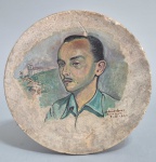 Delio Delpino ( 1908-1985) - Pintura "Retrato de Homem' sobre placa circular de Pedra Sabão. Assinado, localizado Ouro Preto e datado 1950 no c.i.d. Med. 20.5 cm. Algumas marcas na pedra. - SOBRE: BiografiaNasceu em Barbacena, MG, 1908 e faleceu em Belo Horizonte, 1985. Pintor. Filho de um dos mais significativos pintores de Minas, Alberto André Feijó Delpino. Embora tivesse freqüentado o ateliê de seu pai, considerava-se um pintor autodidata. Apresentou-se em salões e exposições de arte nos anos 30 e participou da Primeira Exposição de Arte Moderna de Belo Horizonte, realizada em 1936, o Salão do Bar Brasil. Ganhou o 1º Prêmio de Pintura no I Salão de Belas Artes da Prefeitura de Belo Horizonte, em 1937, com a obra A Maternidade. Integrou a mostra comemorativa do centenário de Belo Horizonte, Emergência do Modernismo em Belo Horizonte, realizada no Museu Mineiro, BH (1996).