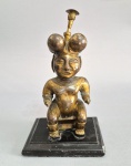 QUIMBAYA - Cultura Pré Colombiana - Raro recipiente chamado: 'POPORO' no formato de figura Feminina sentada, fundido em liga de metais (Tumbaga) e revestido em Ouro. Base em Granito negro. Período indeterminado. Medida total: 26 cm. Desgastes do tempo.  O QUE É UM POPORO - O poporo é um utensílio sagrado usado por culturas Pré-Colombianas, para armazenar pequenas quantidades de cal produzida a partir de conchas marinhas queimadas e trituradas. Consiste em duas peças: o recipiente e a tampa, que inclui um pino usado para levar a cal à boca enquanto a pessoa masca folhas de Coca . Na Colômbia, os poporos são encontrados em vestígios arqueológicos das culturas Chibcha , Muisca e Quimbaya, entre outras. Os materiais utilizados são diversos: cerâmicas, pedra esculpida, mas o Ouro e a Tumbaga são os mais frequentes: um exemplo disso é o Poporo Quimbaya , que é um símbolo nacional e está exposto no Museu do Ouro. --------- O QUE É TUMBAGA?  É  uma nomeclatura referência eutilizada em objetos pré-colombianos feitos com uma combinação de ouro, prata e/ou cobre. SAIBA MAIS -------https://www.torch.ox.ac.uk/article/fake-gold-tumbaga  ---  https://www.reddit.com/r/ArtefactPorn/comments/wlc5ao/tumbaga_poporo_quimbaya_culture_colombia_2001000/?tl=pt-br  ----- https://globaldigitalheritage.org/quimbaya-gold-treasure-now-in-3d/  -----https://www.torch.ox.ac.uk/article/fake-gold-tumbaga  ---  https://www.reddit.com/r/ArtefactPorn/comments/wlc5ao/tumbaga_poporo_quimbaya_culture_colombia_2001000/?tl=pt-br  -----  https://globaldigitalheritage.org/quimbaya-gold-treasure-now-in-3d/