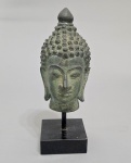 Cabeça tailandesa de Buda em Bronze. Pátina esverdeada. Séc.XIX/XX. Com base em madeira.  Med. 17 cm