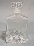 Garrafa para Whisky em cristal lapidado a mão. Med. 21 cm. Manchas internas.