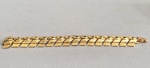 Pulseira em metal dourado tipo esteira em placas móveis. Med. 18.5 cm