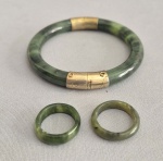 Bracelete rigido em jade natural e detalhes em metal dourado. Med. interna: 6 cm. Acompanha duas alianças esculpidas também em Jade. Aros: 21 e 18