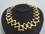 Colar com design modernista em elos quadrados, folhados a Ouro e escovados. Med. 46 cm