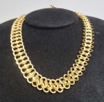 Colar folheado a Ouro tipo esteira, elos trançados, fecho boia. marca SL no fecho. Med. 40 cm