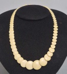 Colar em pastilhas e fecho em Marfim. Med. 45 cm