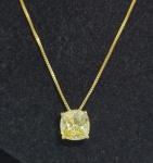 Colar e pingente em Prata dourada contrastada e ponto de luz em zirconia amarela lapidação couchon. Med. 44 cm
