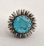 Anel em metal banhado a Ródio negro e pedrarias. Aro 19/20