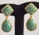 Par de elegantes brincos folheados a ouro, ornados com Pedras verdes. Assinados FG. Med. 5 cm.