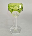 Antiga taça para vinho do porto em pesado cristal double verde, lapidação dedão, base sextavada. Med. 14.5 cm