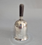 Sino Sacro em Prata de lei, teor 925. Contrastado. Cabo em madeira leve. Med. 14.5 x 7 cm Peso líquido aproximado: 150 gramas. Peso bruto: 170 gramas,