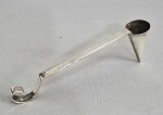 Apagador de velas em Prata portuguesa, 1º Titulo (916 ml). Séc.XIX. Med. 15.5 x 5 cm. Peso líquido: 40 gramas.