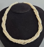 Elegante colar com  6 fios em pequenas pérolas ovais verdadeiras. Fecho de Prata de lei. Med. 47 cm