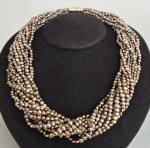 Max colar torcido com diversos fios em Pérolas de água doce, na cor marrom furtacor. Fecho magnético em metal. Med. 48 cm