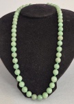 Colar em esferas de pedras verdes naturais. Med. 55 cm.