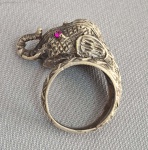 Anel em Prata elefante com olhos de Rubis. Aro 11