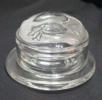 Antigo pote para mel individual em cristal, tampa decorada com relevos de Abelhas. Med. 10 x 07 cm