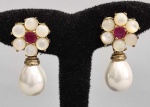 Par de elegantes brincos folheados a Ouro, cravejados com esferas de Madrepérola, Pérolas tipo Shell e Rubis sintéticos de corindom ao centro. Med. 3.5 cm