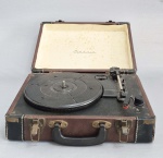 Vitrola portátil, no estilo 'Vintage', no formato de maleta. Funcionando. Acompanha tomada. Funcionando e tocando. Sem garantias futuras. Entrada para caixa de som externas, fone de ouvido e antiga usb. Med. 35 x 25 x 12 cm. Necessita limpeza. No estado.