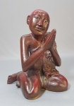 BURMA (MYANMAR), Séc.XIX/XX - Antiga escultura em madeira laqueada e com vestígios de douração, representando o monge Sariputta, discípulo de Buda. destalhes em vitrilhos. Med.18 x 16 x 12 cm.